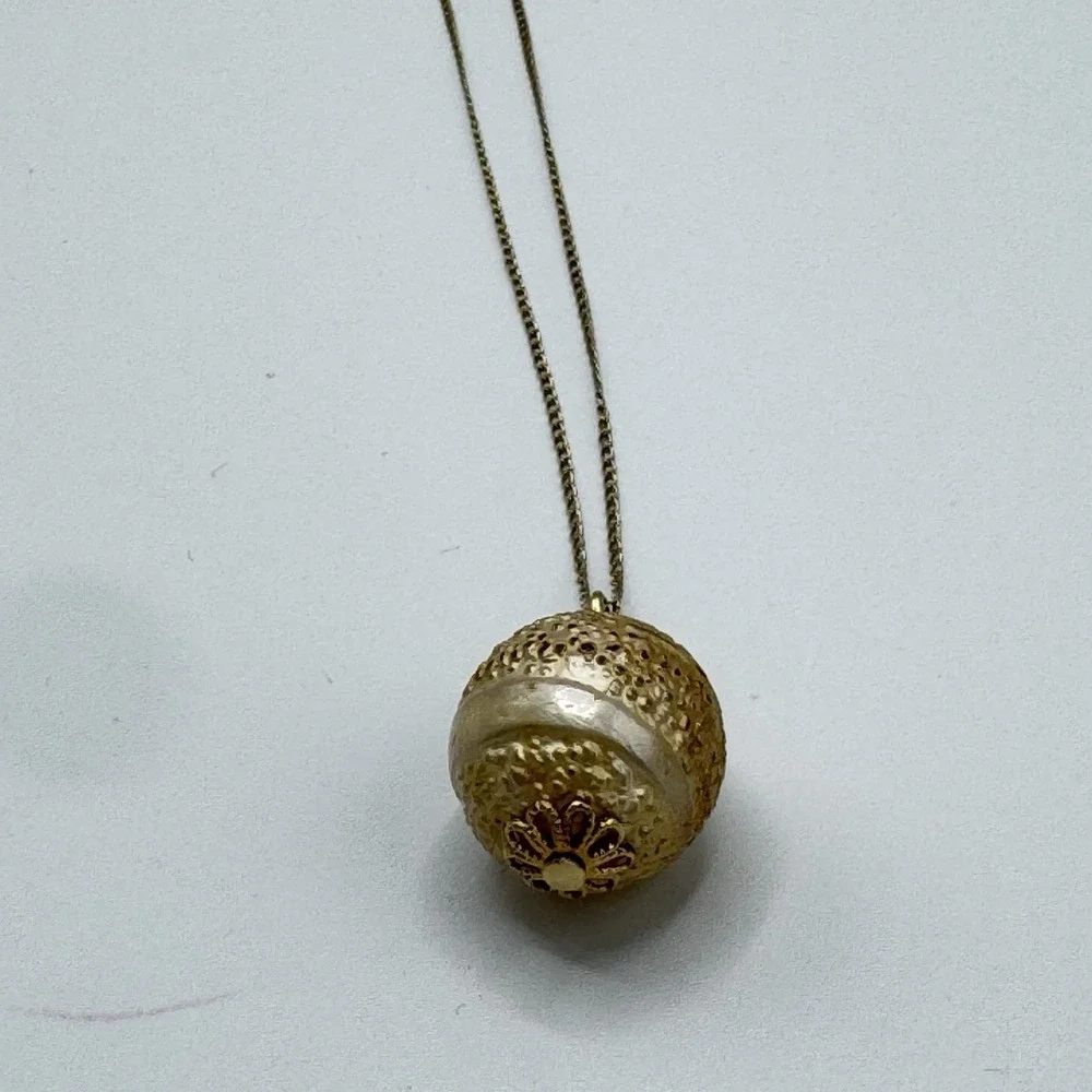 Vintage Sarah Coventry Jewelry Gold Ornate Pendant Necklace